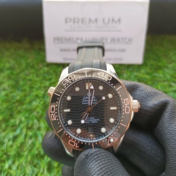 4 omega seamaster diver 300m stainless steel with sedna gold co axial master chronometer black dial 42mm watch 1.jpg