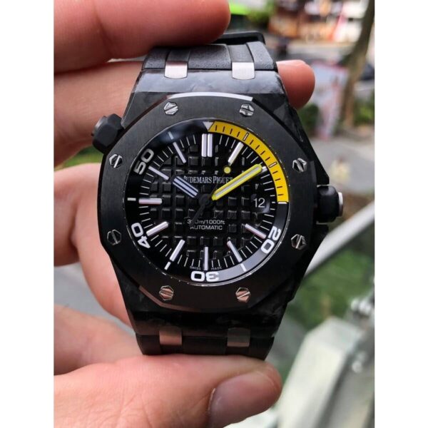 audemarspiguetroyaloakoffshoredivercarbon1 1 900x1200 1 1.jpg